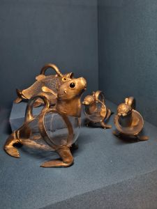 Decanters designed as seals and fish