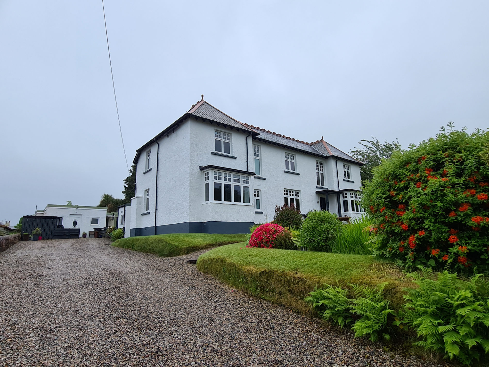 Large white building which is a guesthouse called The Glenartney